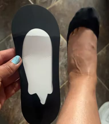Reseña de cliente: almohadilla de gel del calcetín Nimba negro puesto